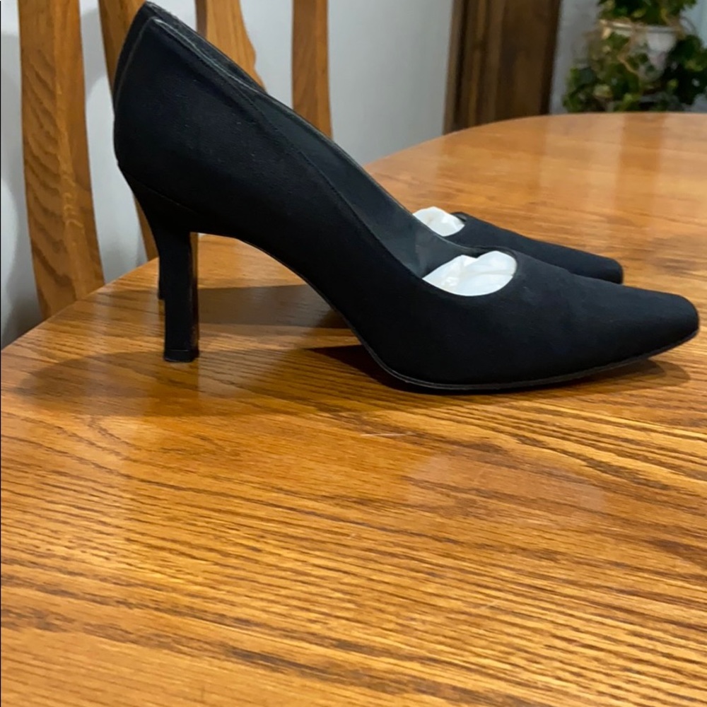Black pumps